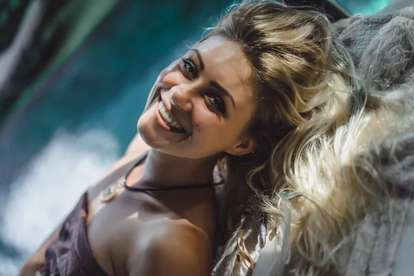 Schöne Frau Mit Langen Blonden Haaren Glückliches Gesicht Lächelt — Stockfoto