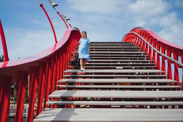 Köprüde poz mavi elbiseli güzel kız