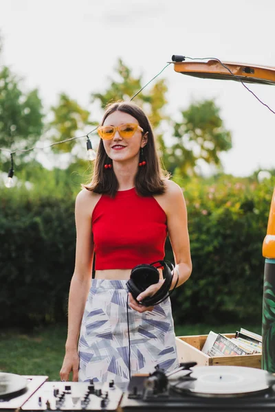 Plak çalan kız DJ.