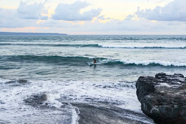 Cielo Océano Hermoso Atardecer Océano Surfistas Esperando Una Ola — Foto de Stock