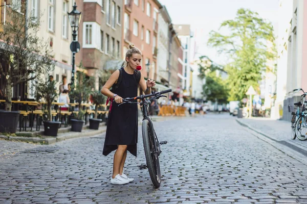 Şehirde bisiklet süren genç bir kadın.