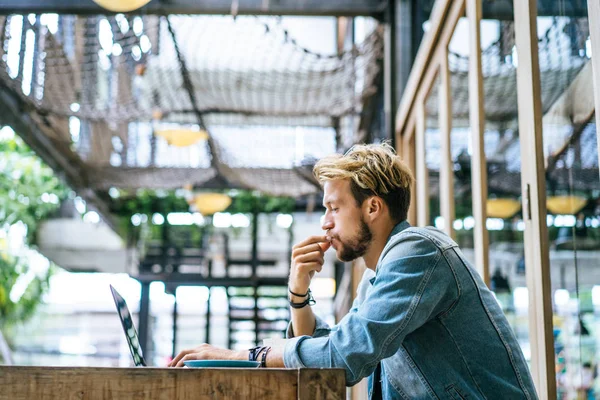 Jovem Homem Negócios Atraente Café Trabalha Para Laptop Bebe Café — Fotografia de Stock