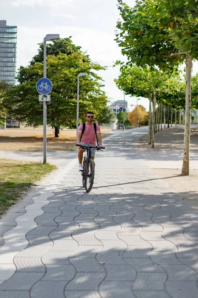 Bisiklete binen genç adam.