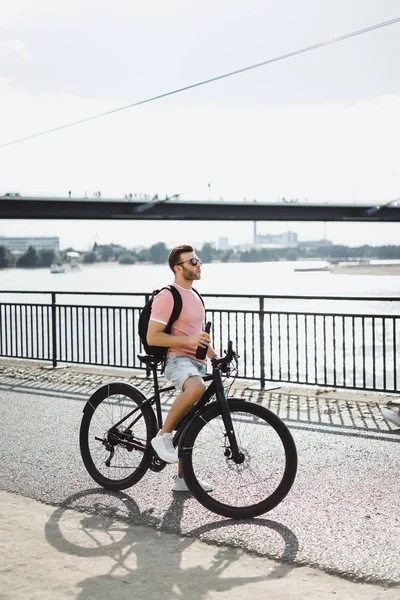 Bisiklete binen genç adam.