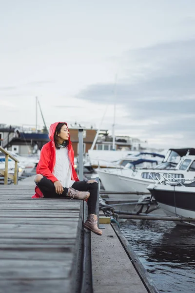 Schöne Junge Frau Rotem Mantel Yachthafen Stockholm Schweden — Stockfoto