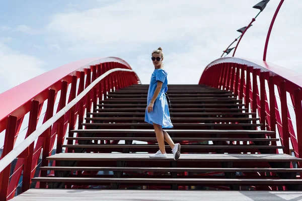 Bella Ragazza Abito Blu Posa Sul Ponte — Foto Stock