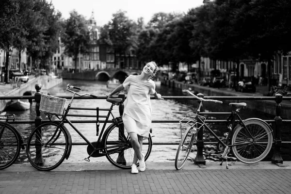 Meisje Een Blauwe Jurk Brug Amsterdam — Stockfoto