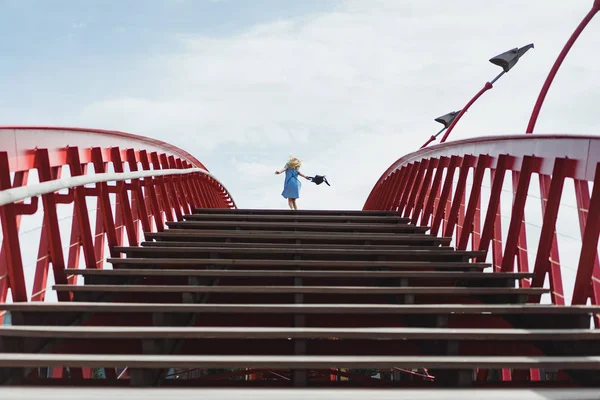 Köprüde poz mavi elbiseli güzel kız