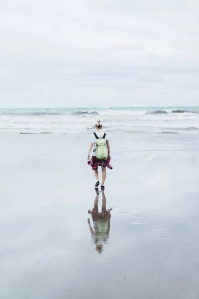 Jovem Mulher Atraente Andando Longo Costa Oceano Uma Praia Areia — Fotografia de Stock