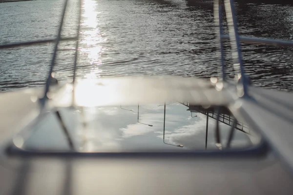 Details Der Yacht Deck Spiegelung Des Himmels — Stockfoto