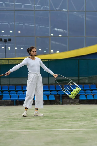 Tenis oynayan genç bir kadın