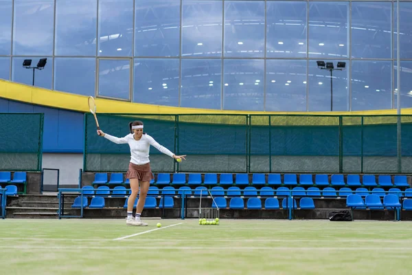 Tenis oyuncusu yeşil mahkeme çimenlerin üzerinde