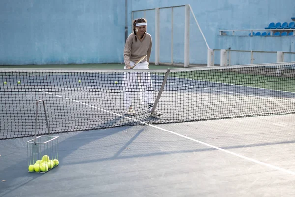 Ung Kvinna Spelar Tennis — Stockfoto