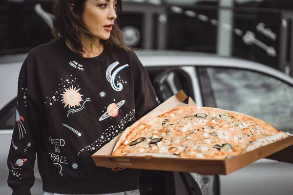 Jeune Belle Femme Mangeant Une Tranche Pizza Dans Rue Ville — Photo