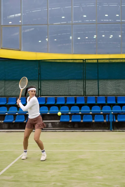 Tenis oynayan genç bir kadın