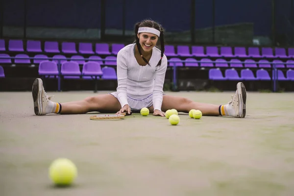 Ung Kvinna Spelar Tennis — Stockfoto