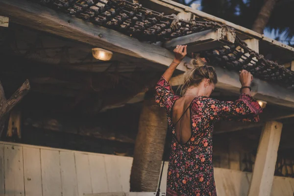 Jovem Mulher Vestido Cor Costa Oceano Pôr Sol — Fotografia de Stock