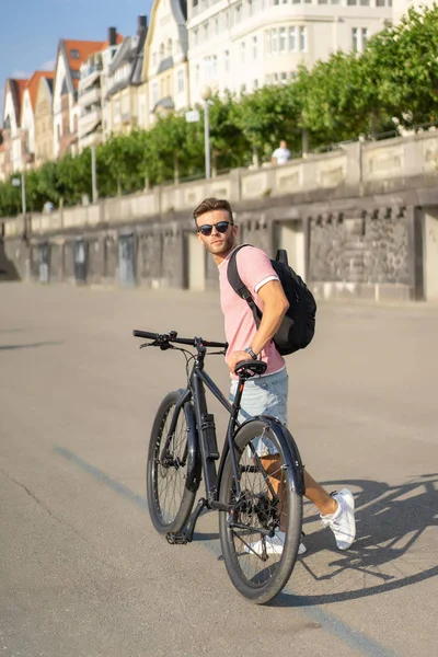 Fiatal Férfi Kerékpározik Utcán — Stock Fotó