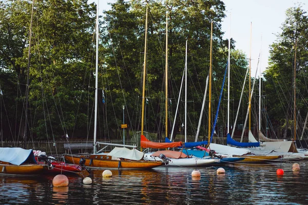 Парусные Лодки Яхты Пирсе Стокгольме Перед Центром Города — стоковое фото