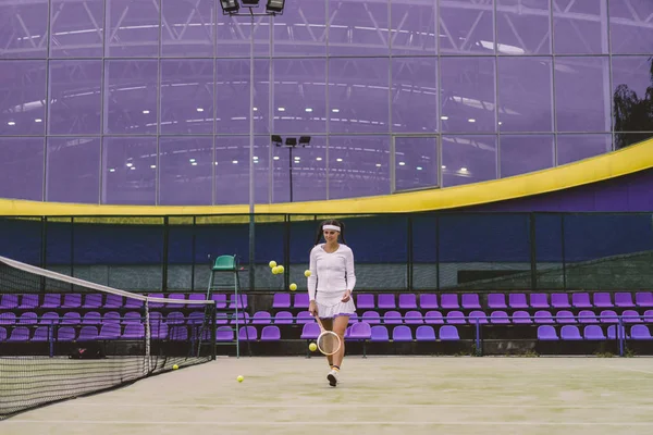 Tennisspielerin Auf Grünem Rasen — Stockfoto