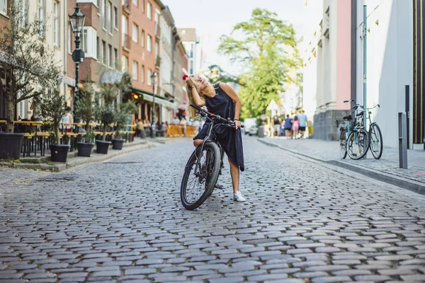 Bisiklete binen genç adam.