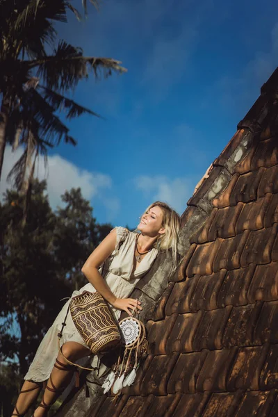 Hippie Meisje Met Lang Blond Haar Een Jurk Het Dak — Stockfoto