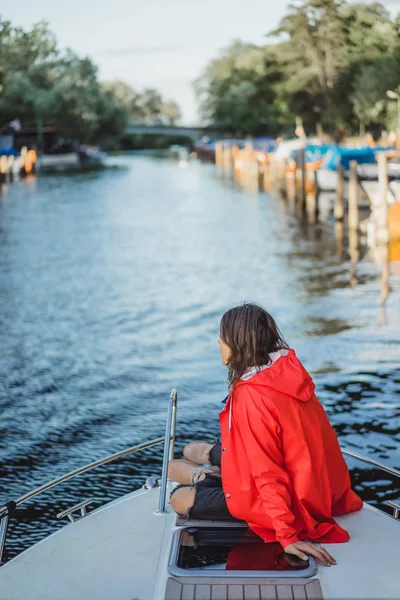 Krásná Mladá Žena Červené Pláštěnce Vyjížďky Jachtou Stockholm Švédsko — Stock fotografie