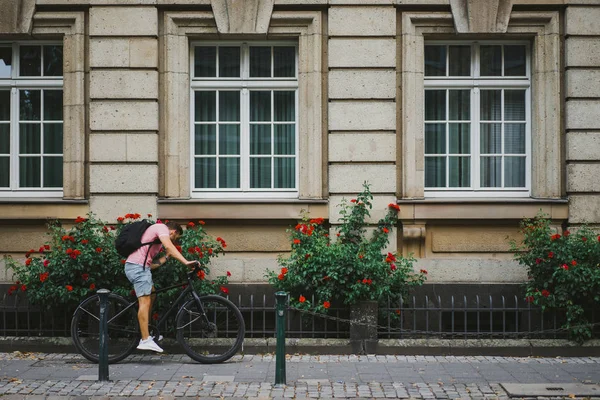 年轻人骑自行车在街上 — 图库照片