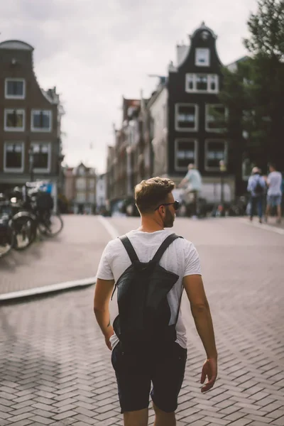 Homme Avec Sac Dos Marche Dans Les Rues Amsterdam — Photo