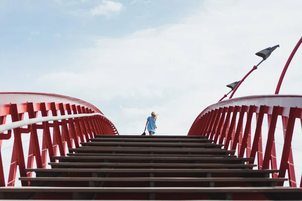 Mooi Meisje Een Blauwe Jurk Poseren Brug — Stockfoto