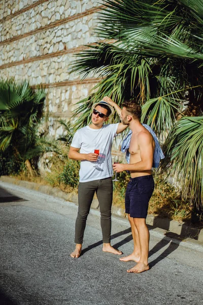 Dos Amigos Jóvenes Con Gafas Champán Fondo Vegetación Tropical — Foto de Stock