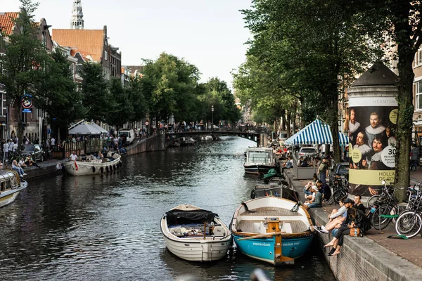 Amsterdam kanalları, tekneler su üstünde yürüyor