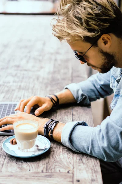 Joven Atractivo Hombre Negocios Café Trabaja Para Ordenador Portátil Bebe — Foto de Stock