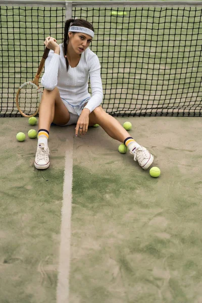 Ung Kvinna Spelar Tennis — Stockfoto