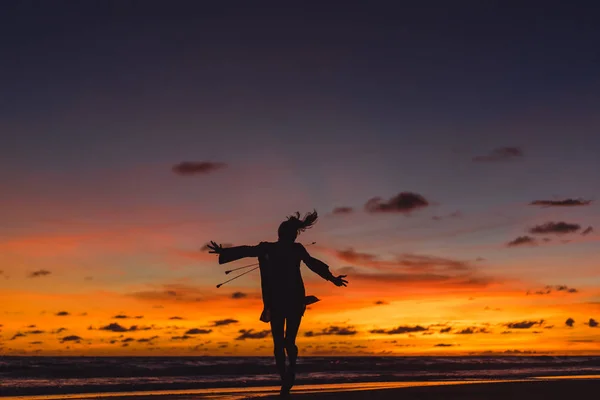 Gente Playa Atardecer Chica Está Saltando Sobre Telón Fondo Del — Foto de Stock