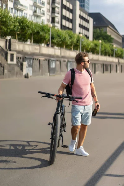 Bisiklete binen genç adam.