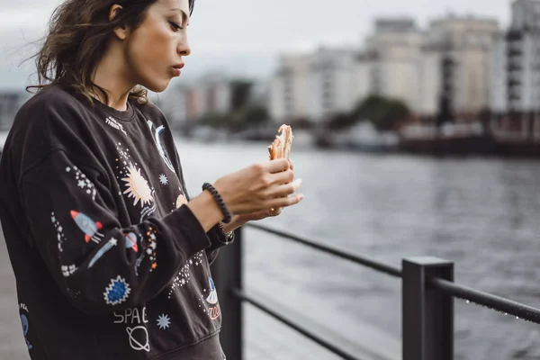 Junge Schöne Frau Isst Ein Stück Pizza Auf Der Straße — Stockfoto