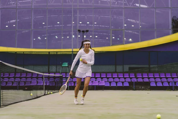 Tenis Oyuncusu Yeşil Mahkeme Çimenlerin Üzerinde — Stok fotoğraf