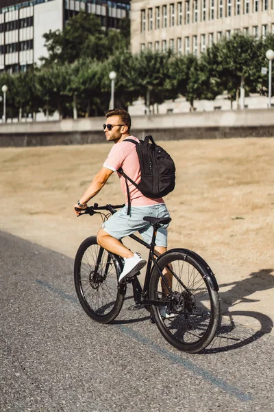 Bisiklete binen genç adam.