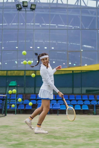 Mladá Žena Hraje Tenis — Stock fotografie