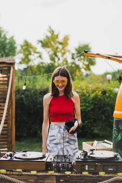 Plak çalan kız DJ.