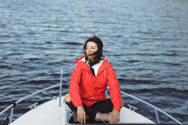 kırmızı bir yağmurluk güzel genç kadın ile özel yat gidiyor. Stockholm, İsveç