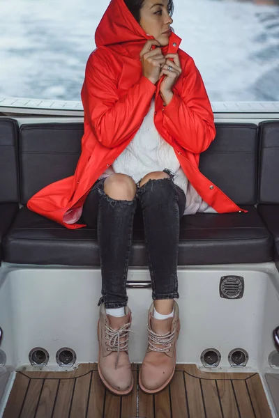 Die Schöne Junge Frau Roten Regenmantel Fährt Auf Einer Privatjacht — Stockfoto
