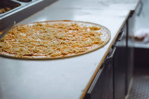 Büyük Pizza Pişirme Yakın Çekim Manzarası — Stok fotoğraf
