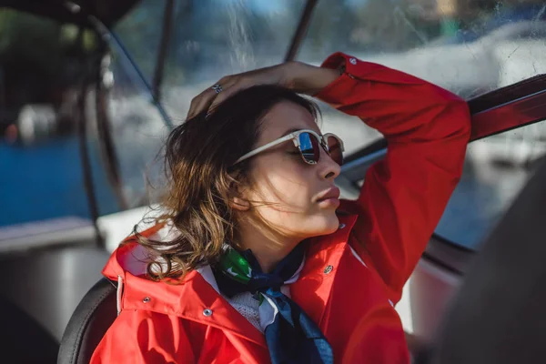 Bela Jovem Mulher Uma Capa Chuva Vermelha Monta Iate Privado — Fotografia de Stock