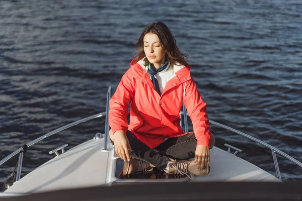 kırmızı bir yağmurluk güzel genç kadın ile özel yat gidiyor. Stockholm, İsveç