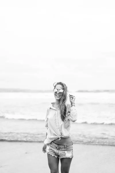 Joven Atractiva Mujer Caminando Largo Orilla Del Océano Una Playa —  Fotos de Stock