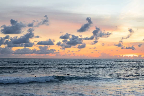 Cielo Oceano Bellissimo Tramonto Sull Oceano Surfisti Attesa Onda — Foto Stock