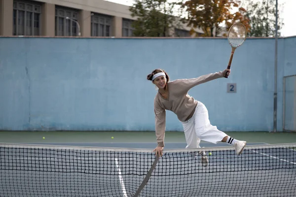 Ung Kvinna Spelar Tennis — Stockfoto