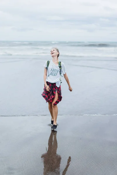 Okyanus Kıyı Kumlu Bir Plaj Üzerinde Yürüyen Genç Çekici Kadın — Stok fotoğraf